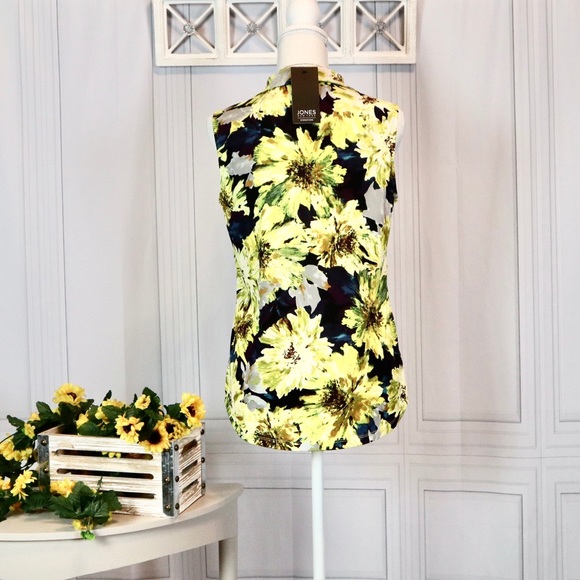Jones New York Signature. Sleeveless blouse. - Picture 2 of 5
